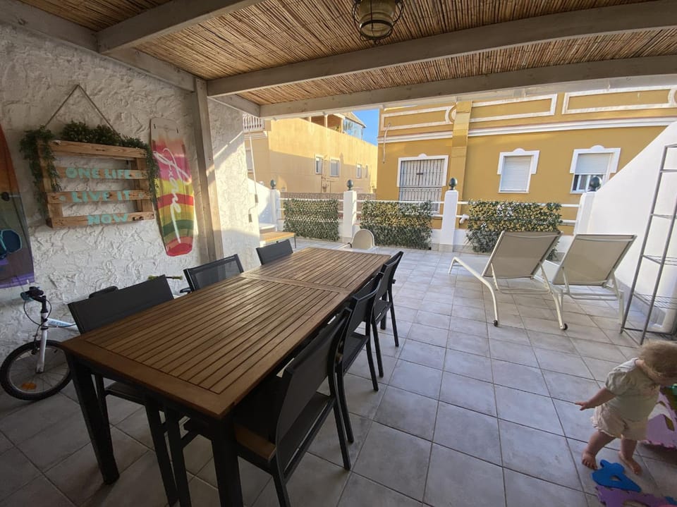 Malaga Beach House, 2 city bikes, 2 children's bikes, WiFi, BIG terrace, BBQ, Family, Childfriendly House in Malaga