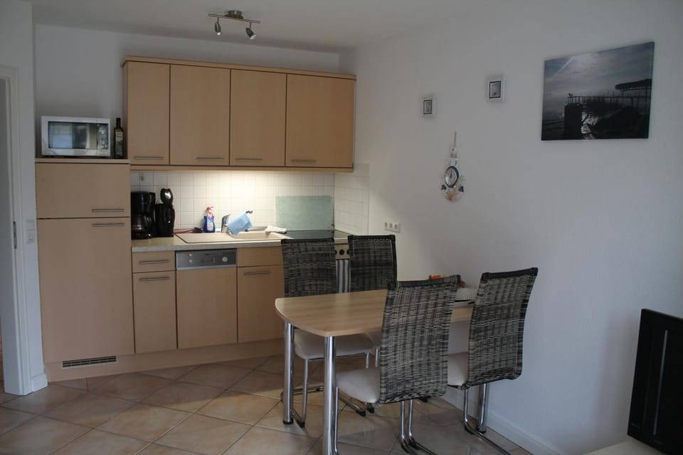 Coffee/tea facilities, Kitchen or kitchenette, Seating area, Dining area