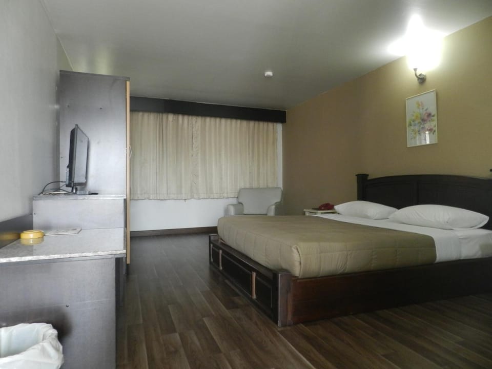 Bed, TV and multimedia, Photo of the whole room, Bedroom