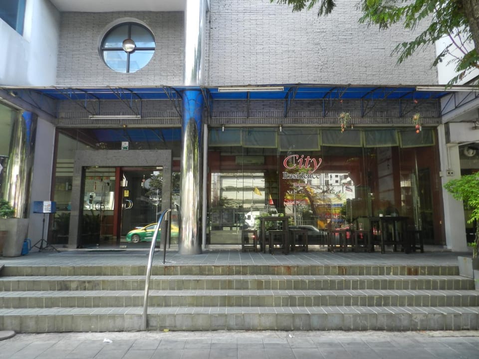 Facade/entrance