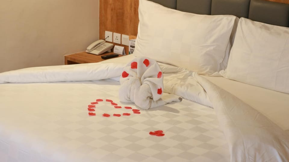 Bed, Bedroom, towels
