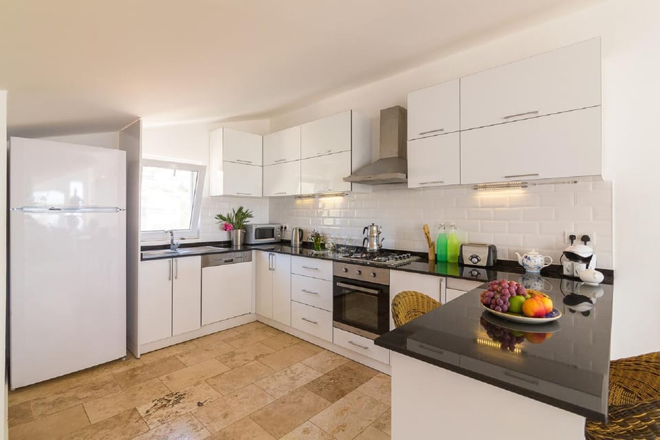 Coffee/tea facilities, Kitchen or kitchenette, Seating area