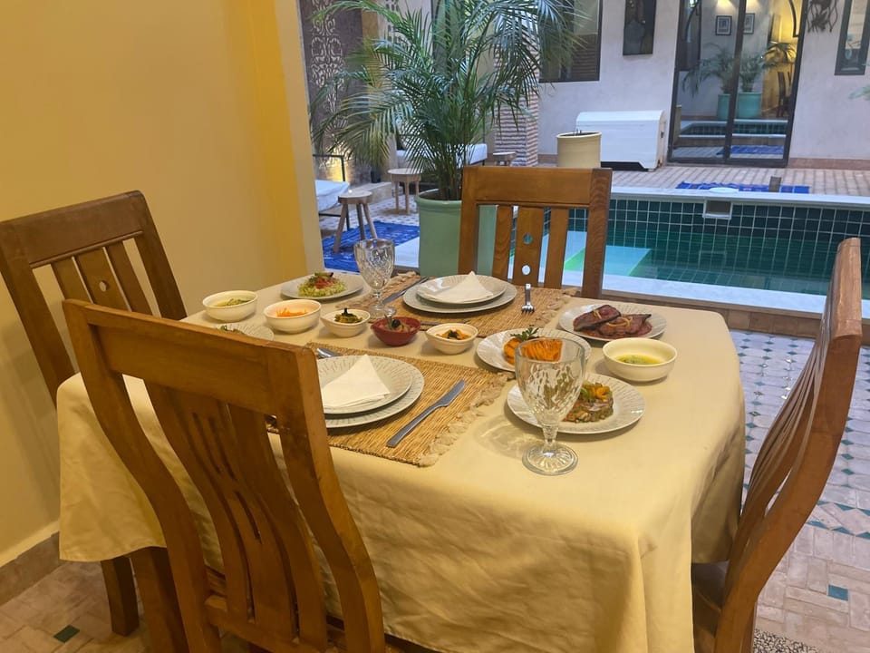 Food and drinks, Dining area, Swimming pool, Breakfast, Continental breakfast, Lunch, Dinner
