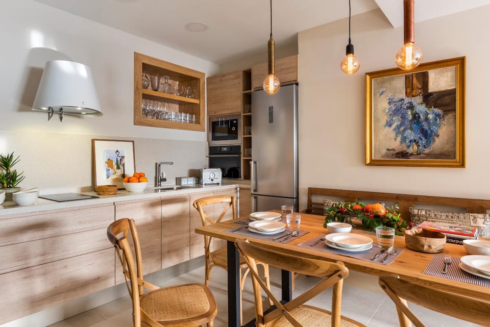 Kitchen or kitchenette, Dining area