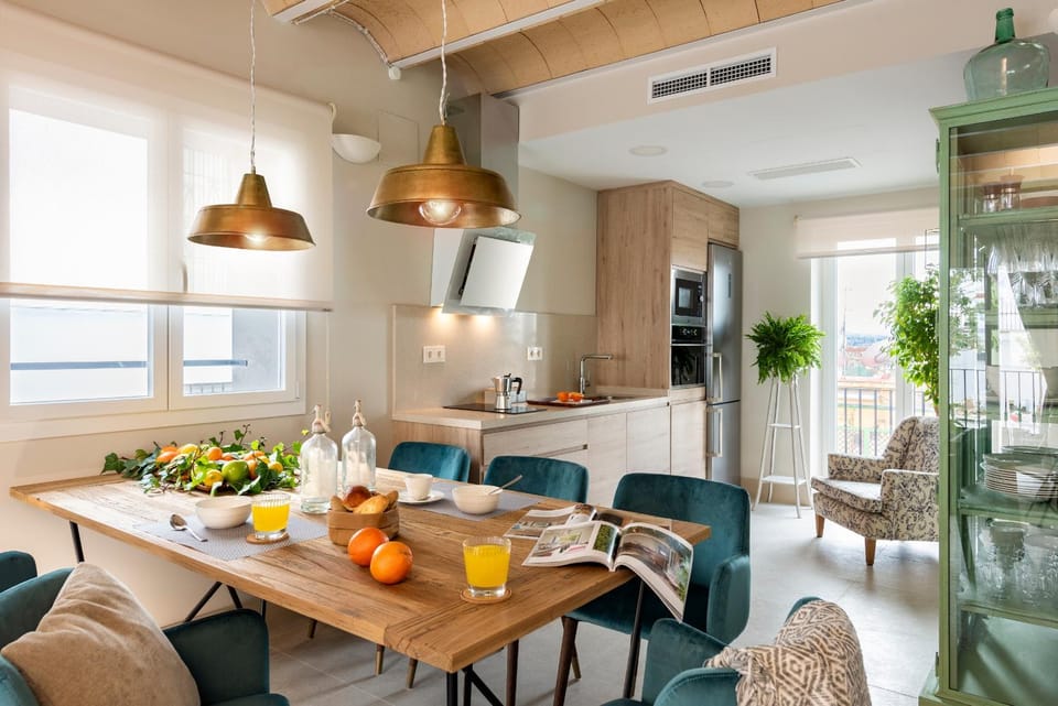 Kitchen or kitchenette, Dining area