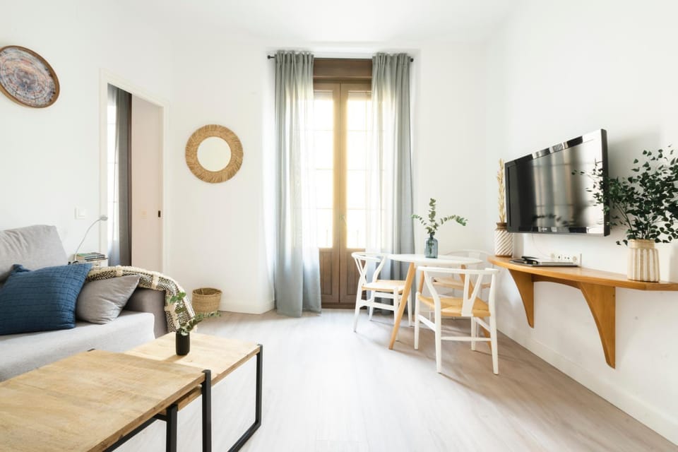 TV and multimedia, Living room, Seating area, Dining area