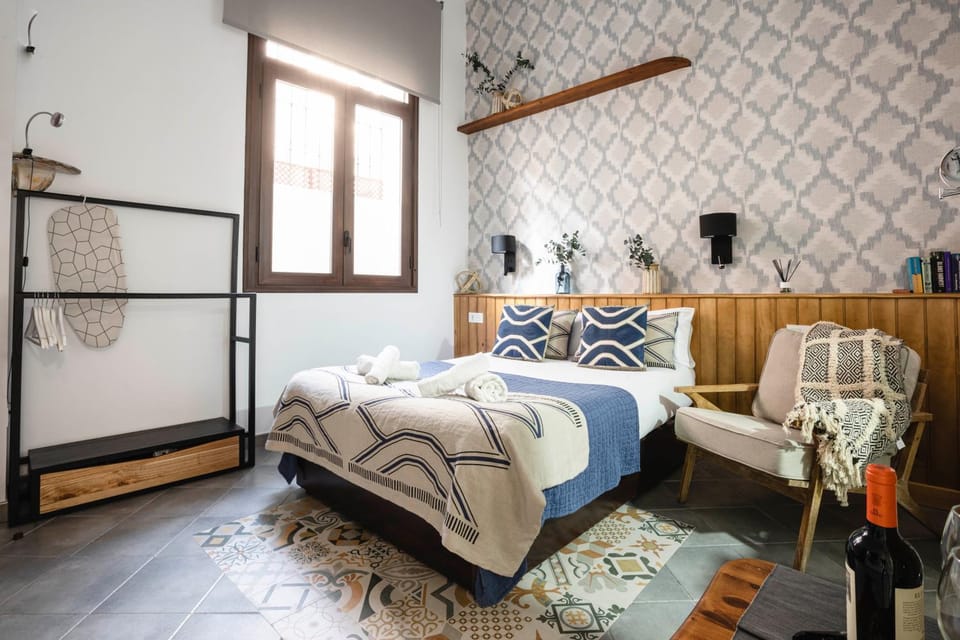 Bed, Photo of the whole room, Seating area, Bedroom