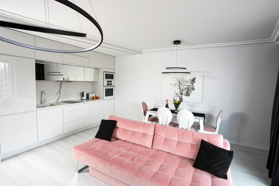 Kitchen or kitchenette, Living room, Seating area, Dining area