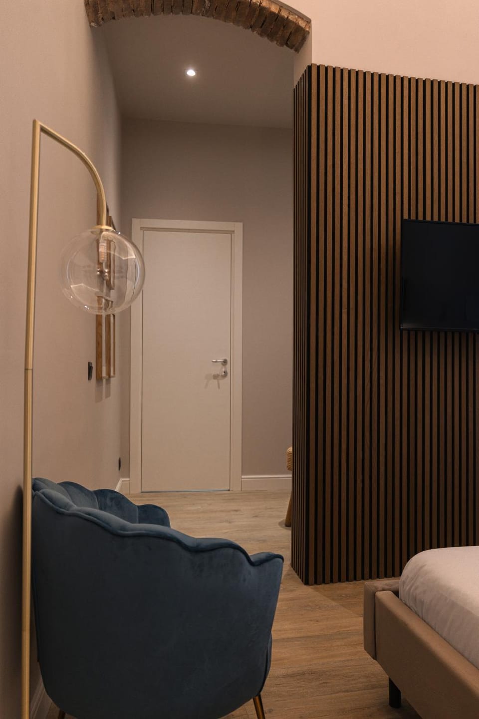 Bed, TV and multimedia, Living room, Photo of the whole room, Seating area, Bedroom