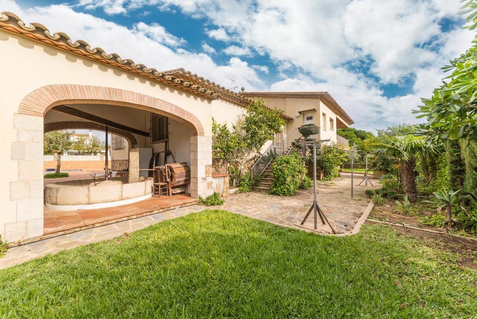 Property building, Patio, Garden
