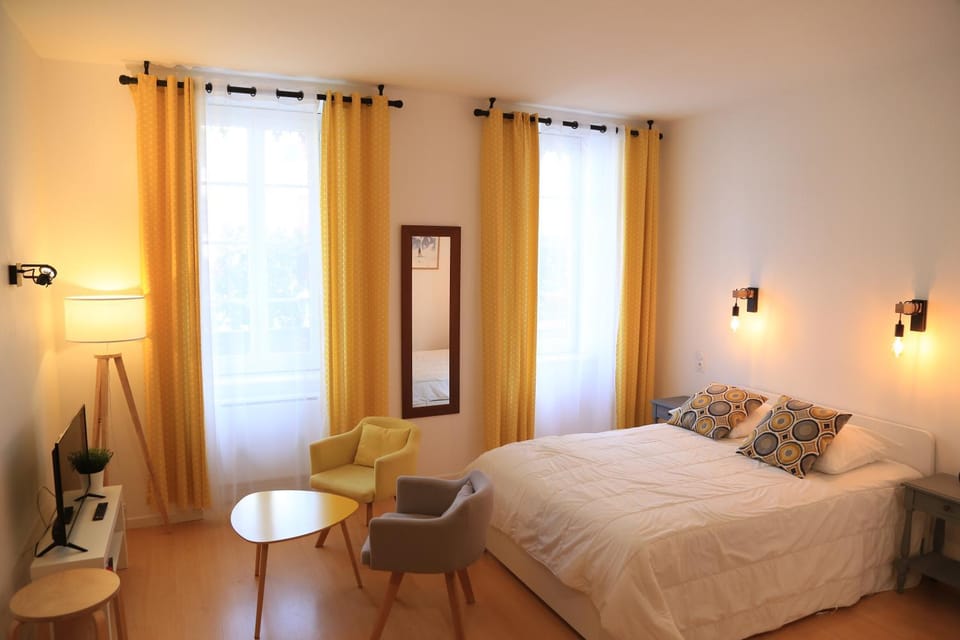 Photo of the whole room, Bedroom