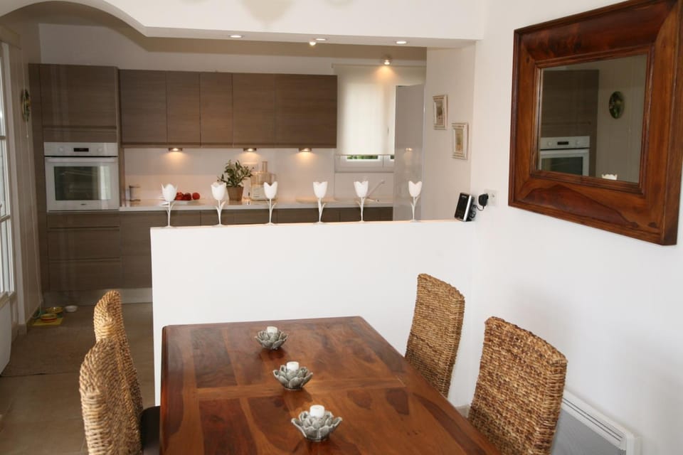 Kitchen or kitchenette, Dining area, minibar, pet friendly