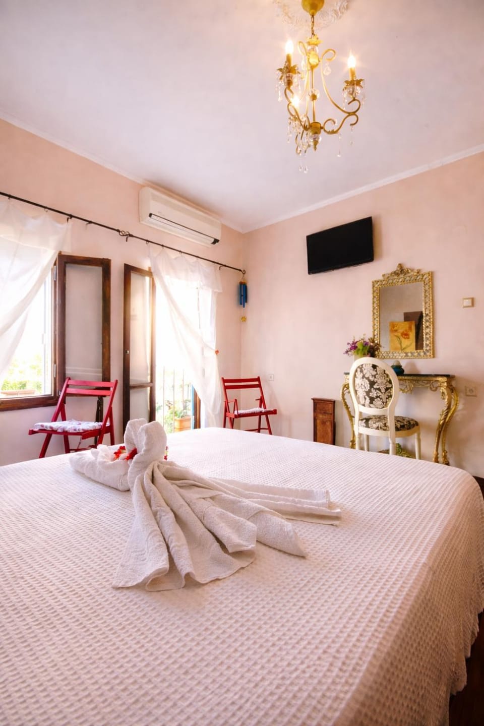 Bed, TV and multimedia, Photo of the whole room, Bedroom, towels, air conditioner