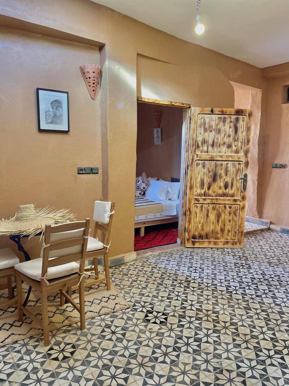 Balcony/Terrace, Food and drinks, Seating area, Dining area, Food, Guests, Meals, group of guests