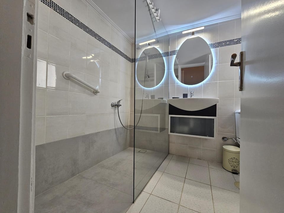 Shower, Bathroom, towels