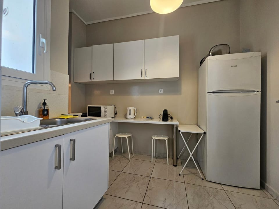 Coffee/tea facilities, Kitchen or kitchenette, Dining area, oven, stove