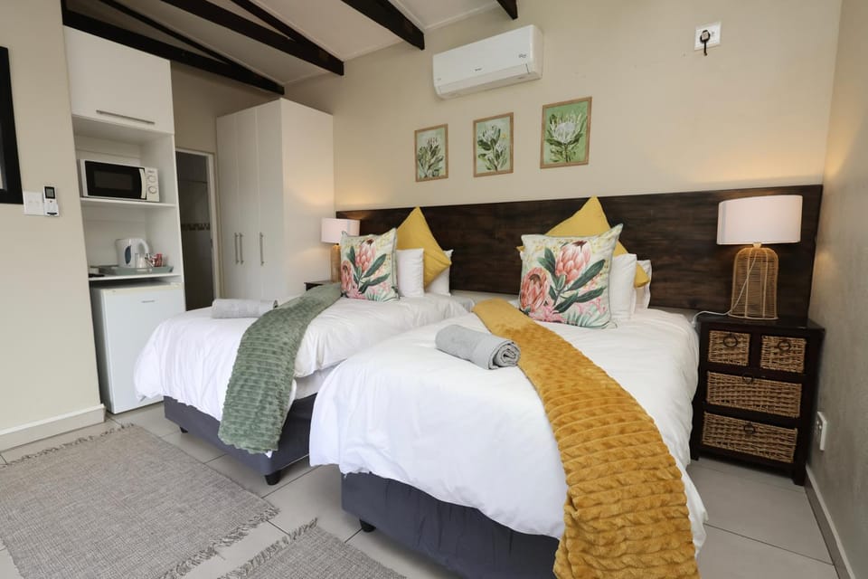 Bed, Coffee/tea facilities, microwave