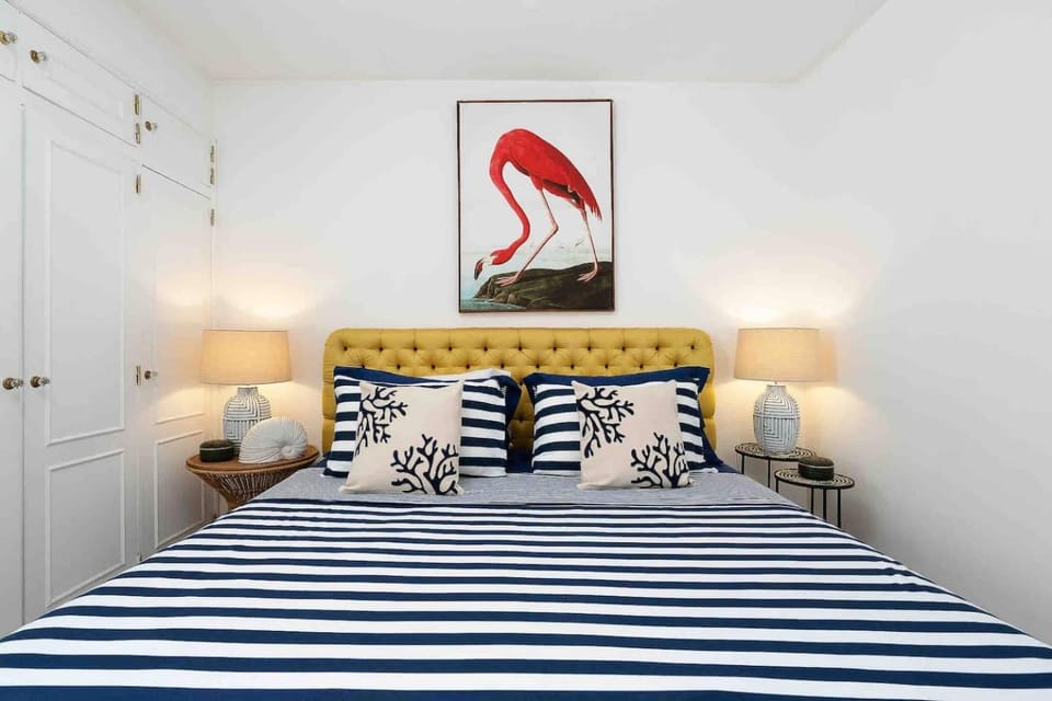 Bright 2-Bed Apt Steps to Beach Algarve Apartment in Praia de Armação de Pêra