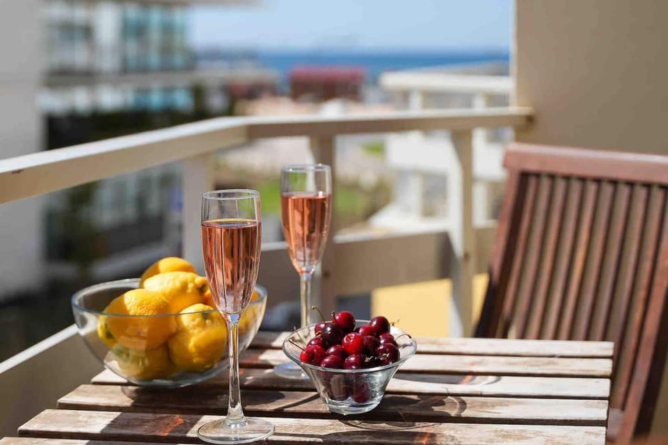 Bright 2-Bed Apt Steps to Beach Algarve Apartment in Praia de Armação de Pêra