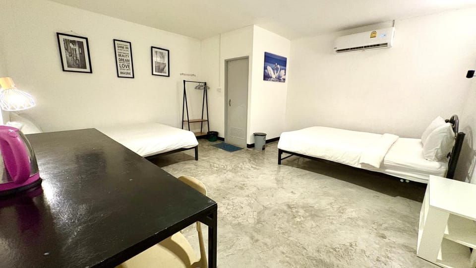 WAKE UP @Lanta Hotel : Cafe Hostel in Sala Dan