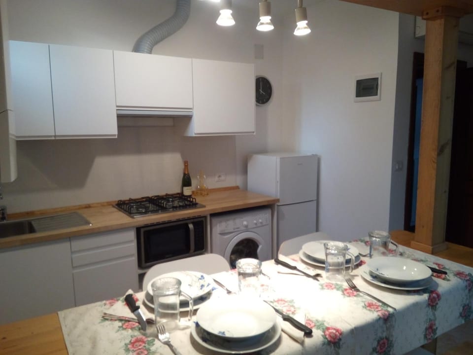 Kitchen or kitchenette, Dining area, oven, stove