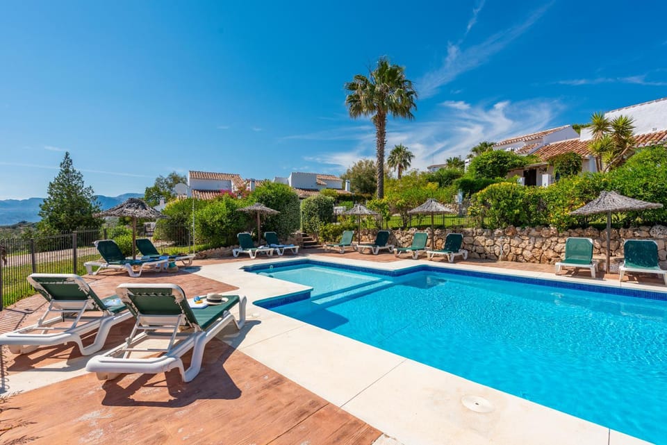 Property building, Swimming pool, sunbed