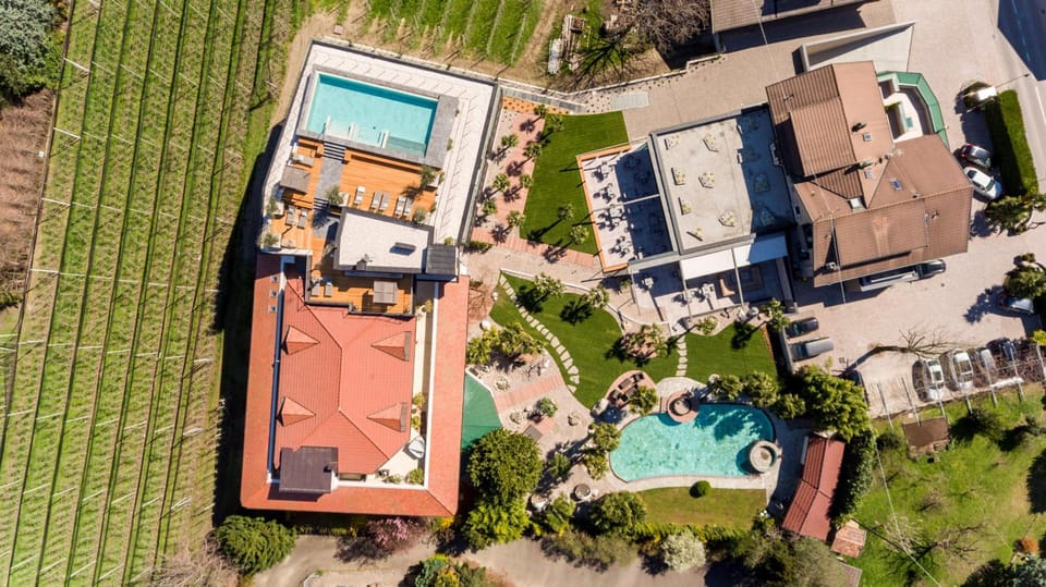 Property building, Bird's eye view, Garden, Swimming pool