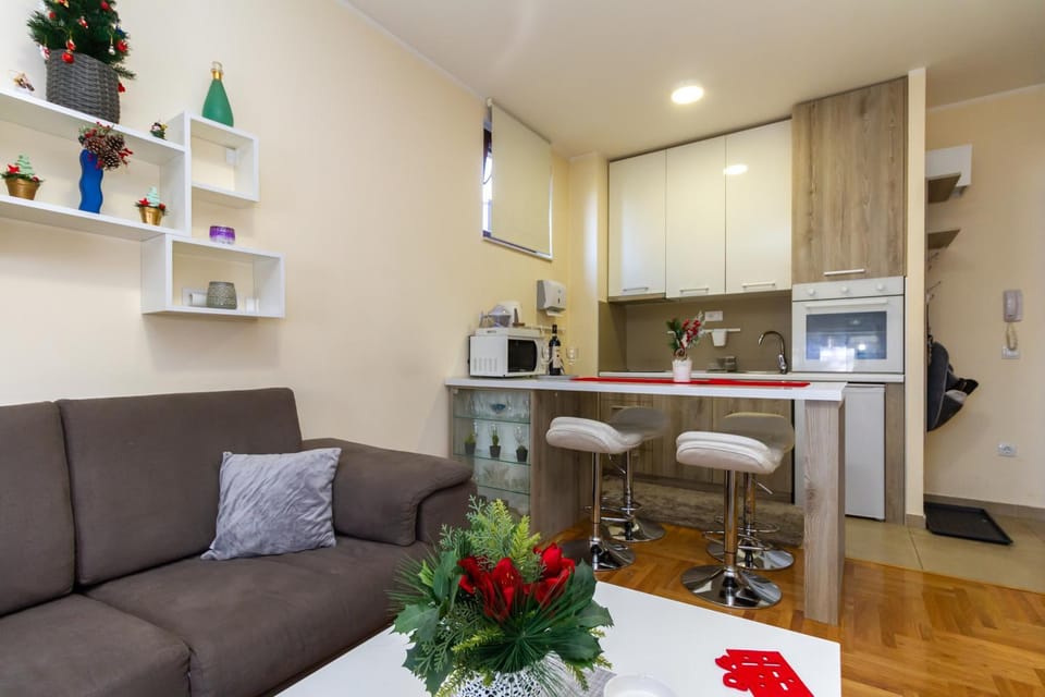 Kitchen or kitchenette, Living room, Seating area, Dining area