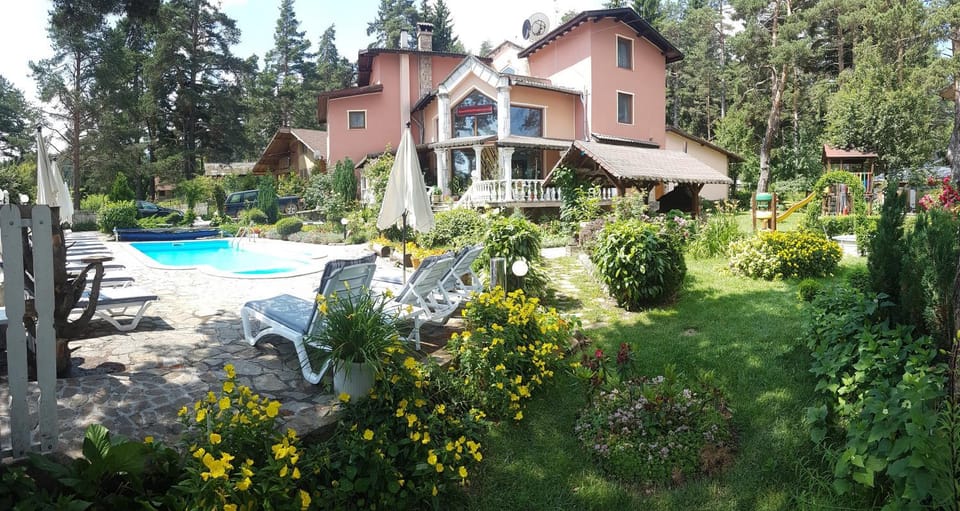 Property building, Facade/entrance, Garden