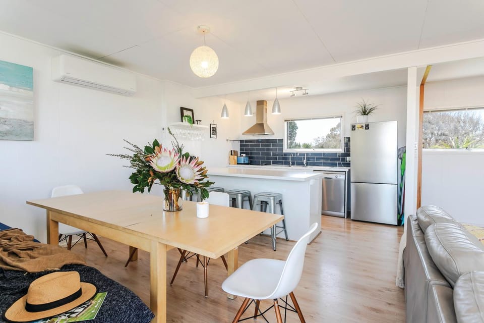 Dining area, kitchen