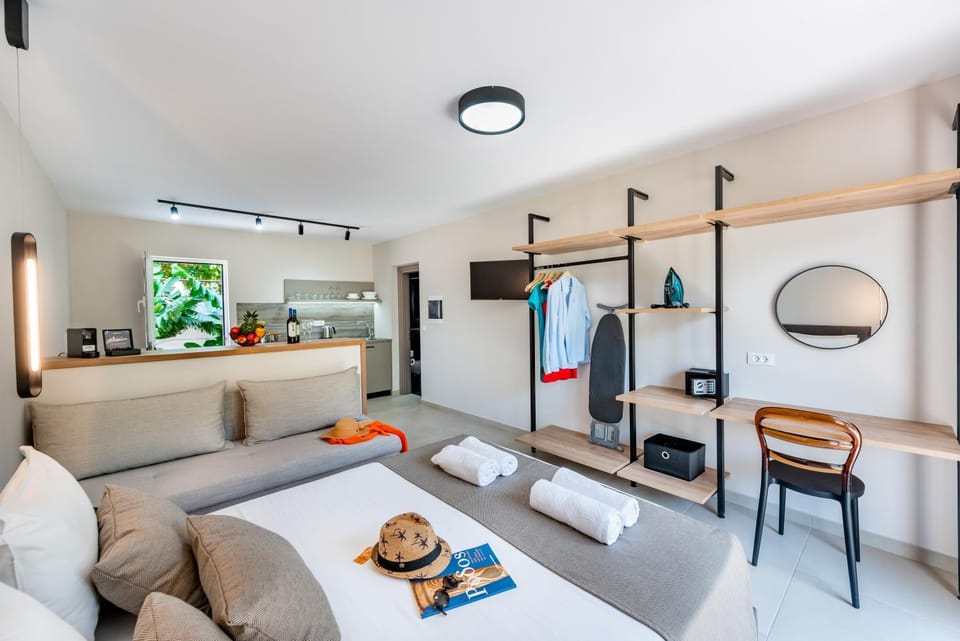 Bed, Kitchen or kitchenette, Living room, Food and drinks, Photo of the whole room, Seating area, Bedroom, Food, towels, wardrobe
