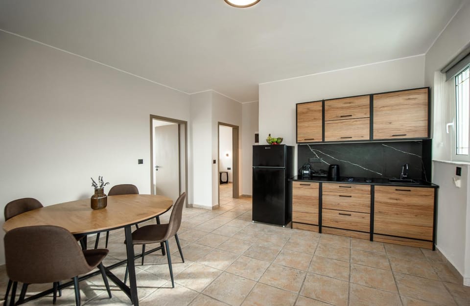 Kitchen or kitchenette, Dining area, stove