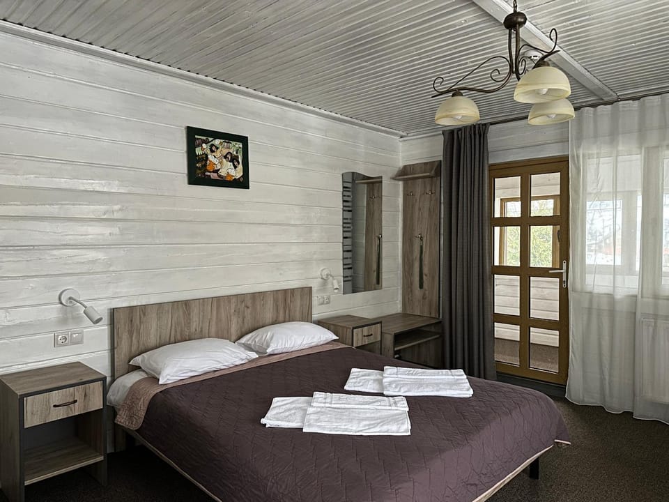 Bed, Photo of the whole room, Bedroom, towels