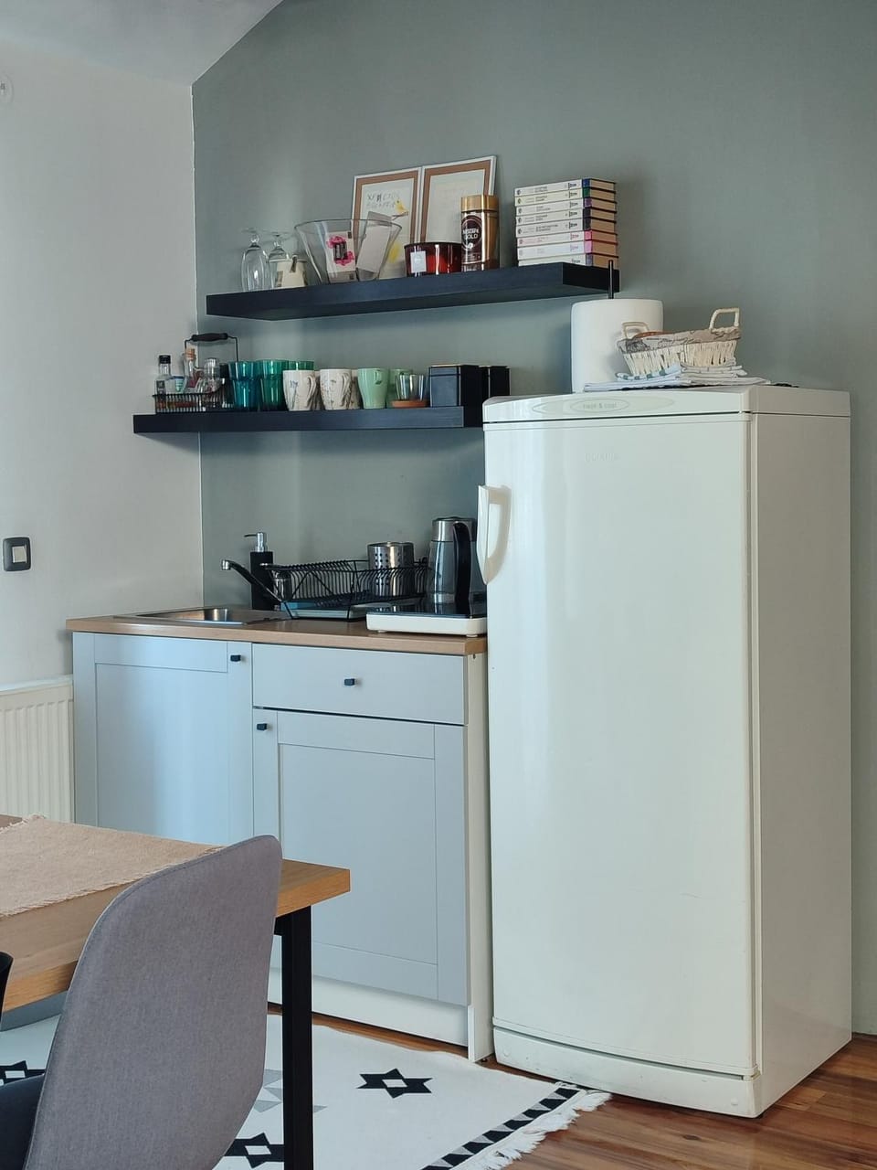 Coffee/tea facilities, Kitchen or kitchenette, stove