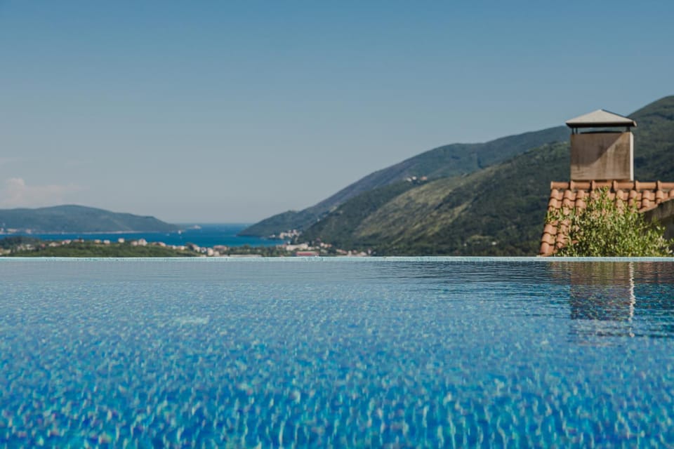 Nearby landmark, Day, Natural landscape, Lake view, Mountain view, River view, Sea view, Swimming pool