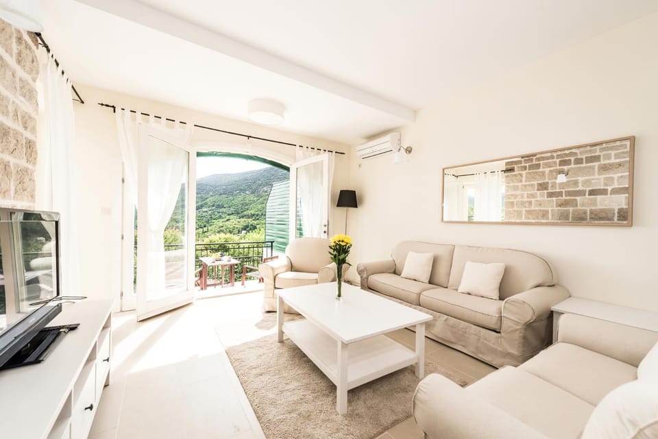 Communal lounge/ TV room, TV and multimedia, Living room, Seating area, air conditioner