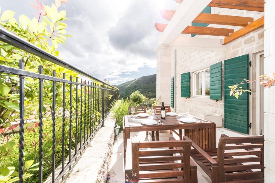 Patio, Natural landscape, View (from property/room), Balcony/Terrace, Dining area