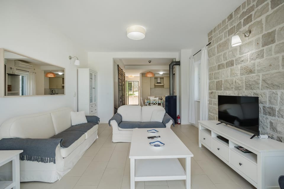 Communal lounge/ TV room, TV and multimedia, Living room, Seating area, Evening entertainment
