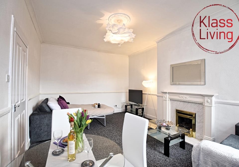 Bed, TV and multimedia, Living room, Decorative detail, Seating area, Guests, group of guests, Family