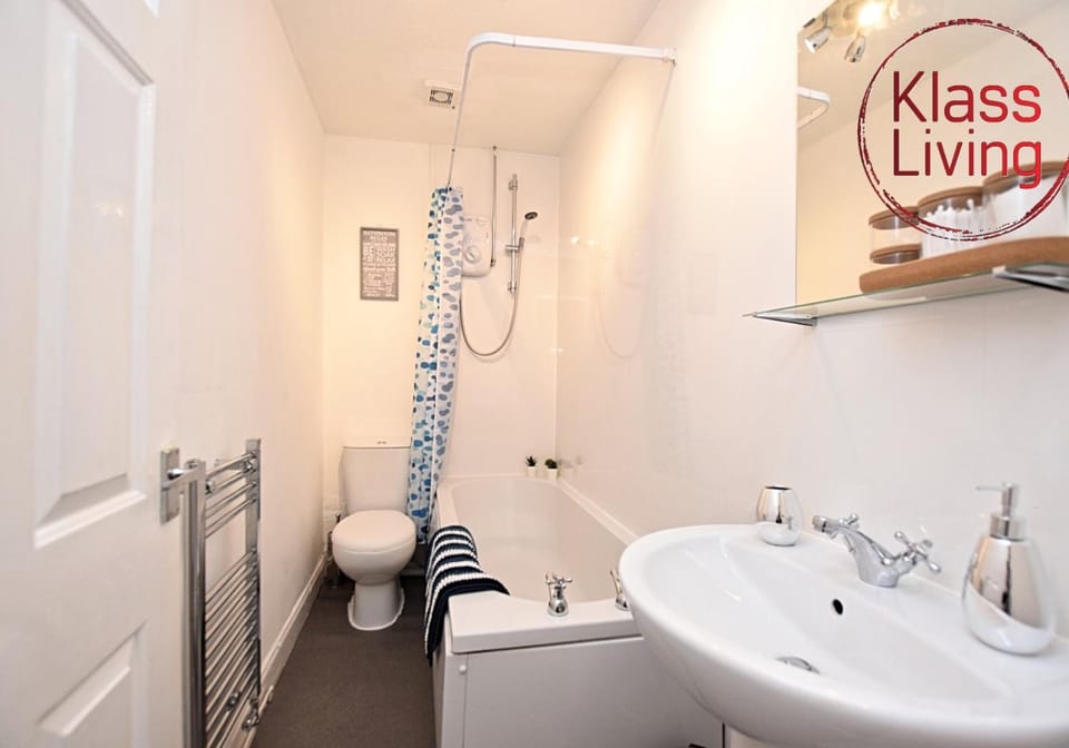 Shower, Toilet, Bathroom, Decorative detail, Guests, group of guests, Family