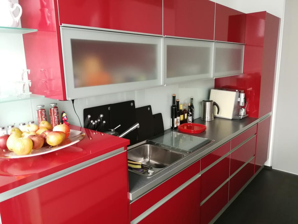 Coffee/tea facilities, Kitchen or kitchenette, Decorative detail, Quiet street view