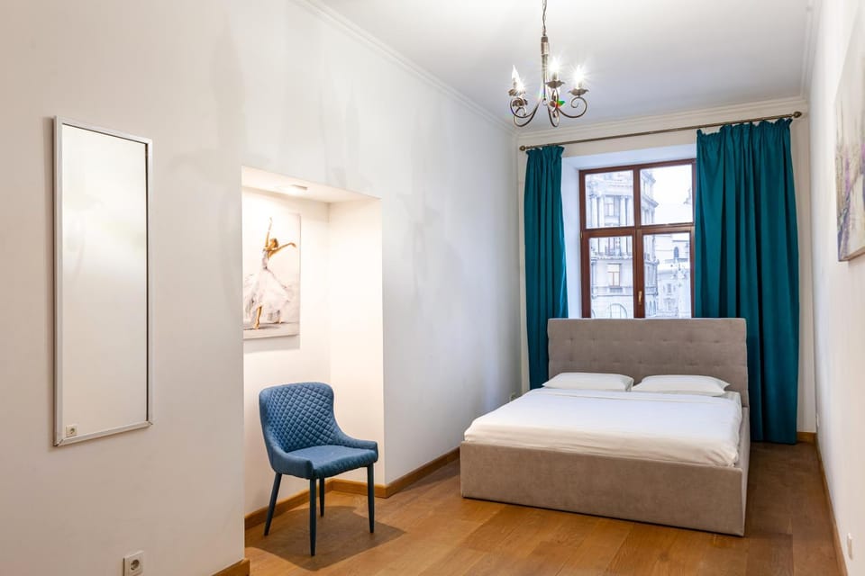 Bed, Photo of the whole room, Seating area, Bedroom