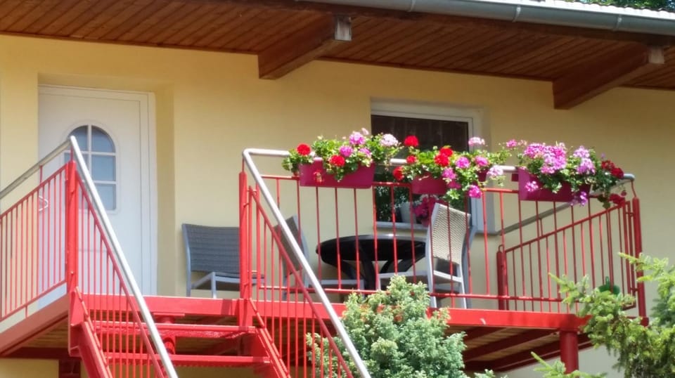 Facade/entrance, Balcony/Terrace