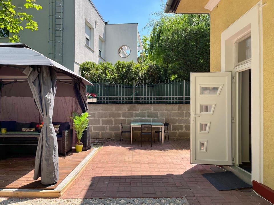 Property building, Balcony/Terrace, Parking