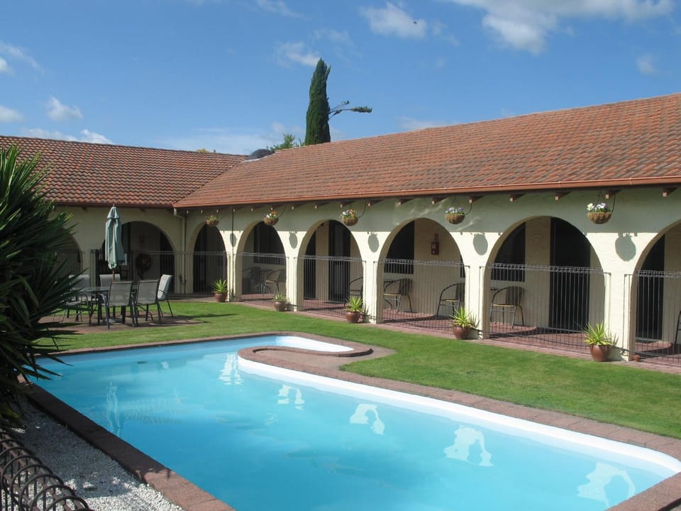 Property building, Day, Swimming pool