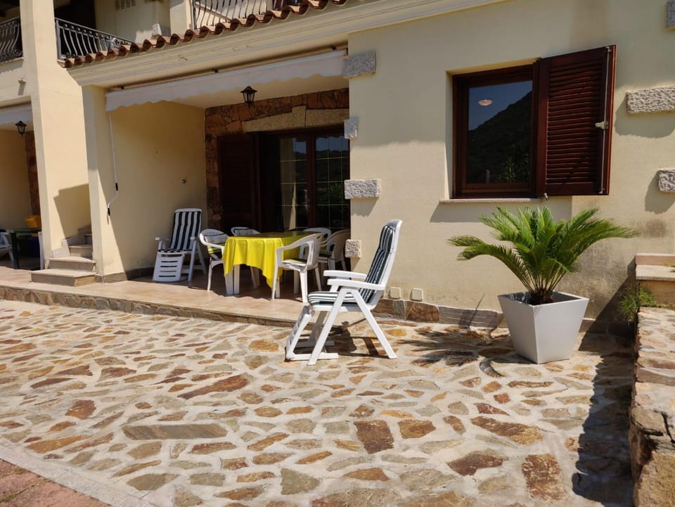 Property building, Patio, Balcony/Terrace