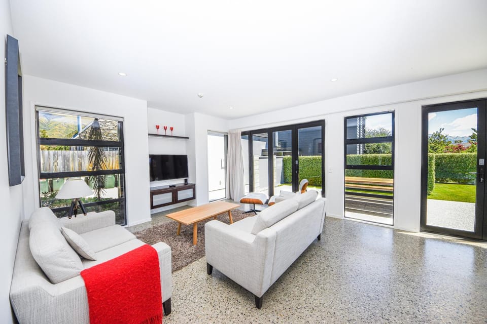 TV and multimedia, Living room, Lounge or bar, Seating area, Evening entertainment