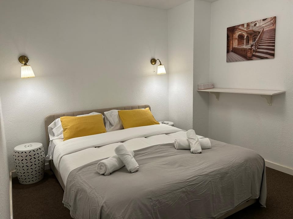 Bed, Photo of the whole room, Bedroom, towels