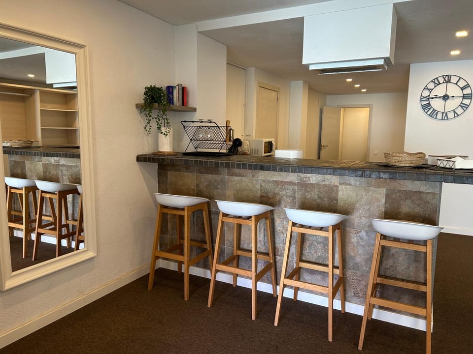 Kitchen or kitchenette, Dining area, minibar, pet friendly, stove