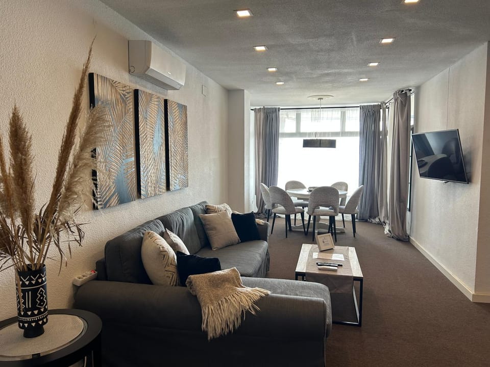 Communal lounge/ TV room, TV and multimedia, Living room, Seating area, Evening entertainment